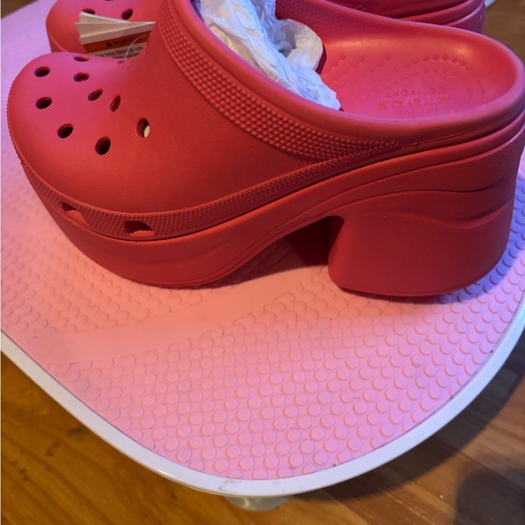 Women’s siren crocs - Picture 2 of 5